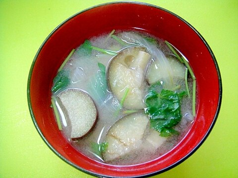 茄子と玉ねぎ三つ葉の味噌汁